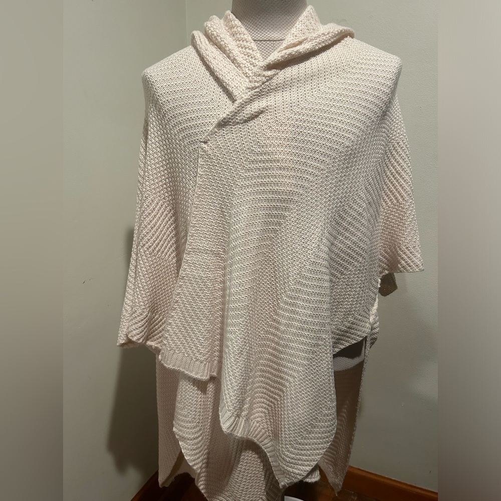 HIPPIE Off White Sweater Cape Poncho  OSFM MUST HAVE Looks Great with Jeans